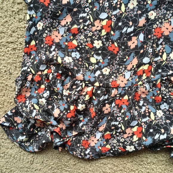 GAP Floral Top w/Ruffle Hem & Flowy Short Sleeve - Picture 3 of 5